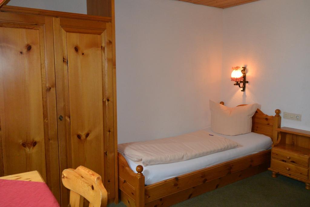 Hotel Zum Loewen - Unteres Wirtshaus Titisee-Neustadt Room photo