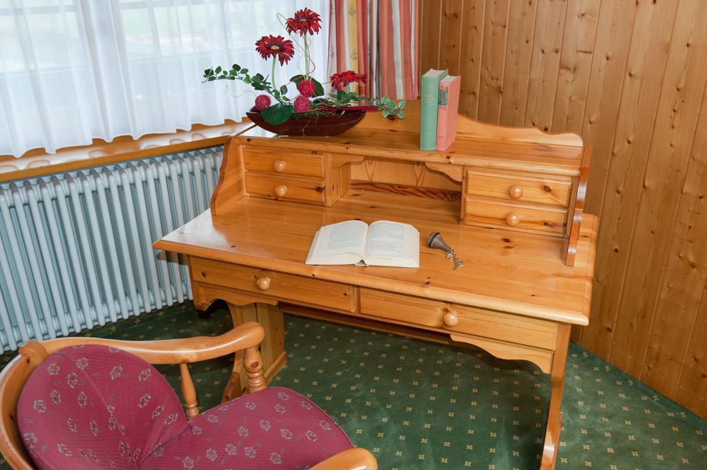 Hotel Zum Loewen - Unteres Wirtshaus Titisee-Neustadt Room photo